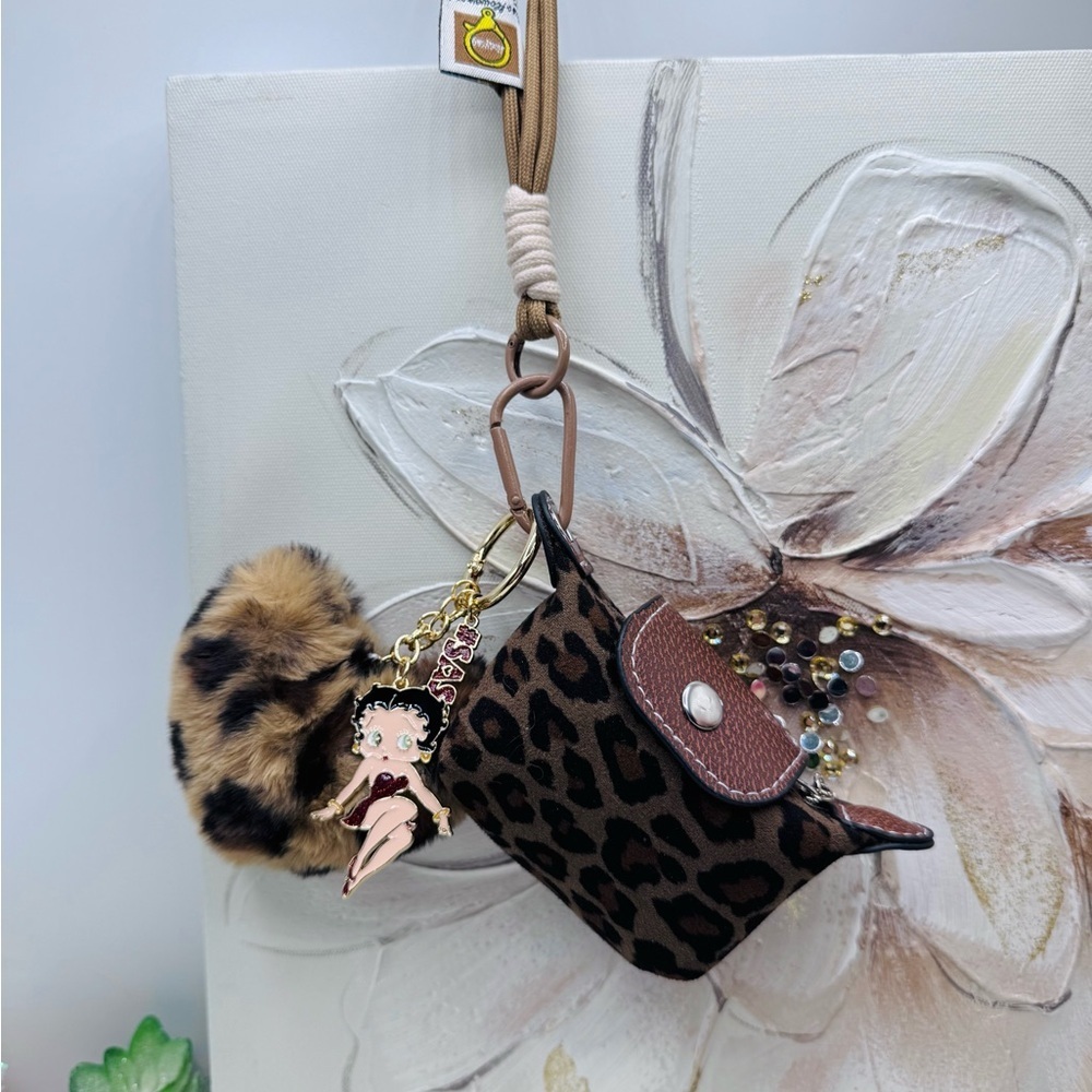 Women's Mini Coin Purse wristlet w/ Betty Boop Keychain Charm - Picture 2 of 5